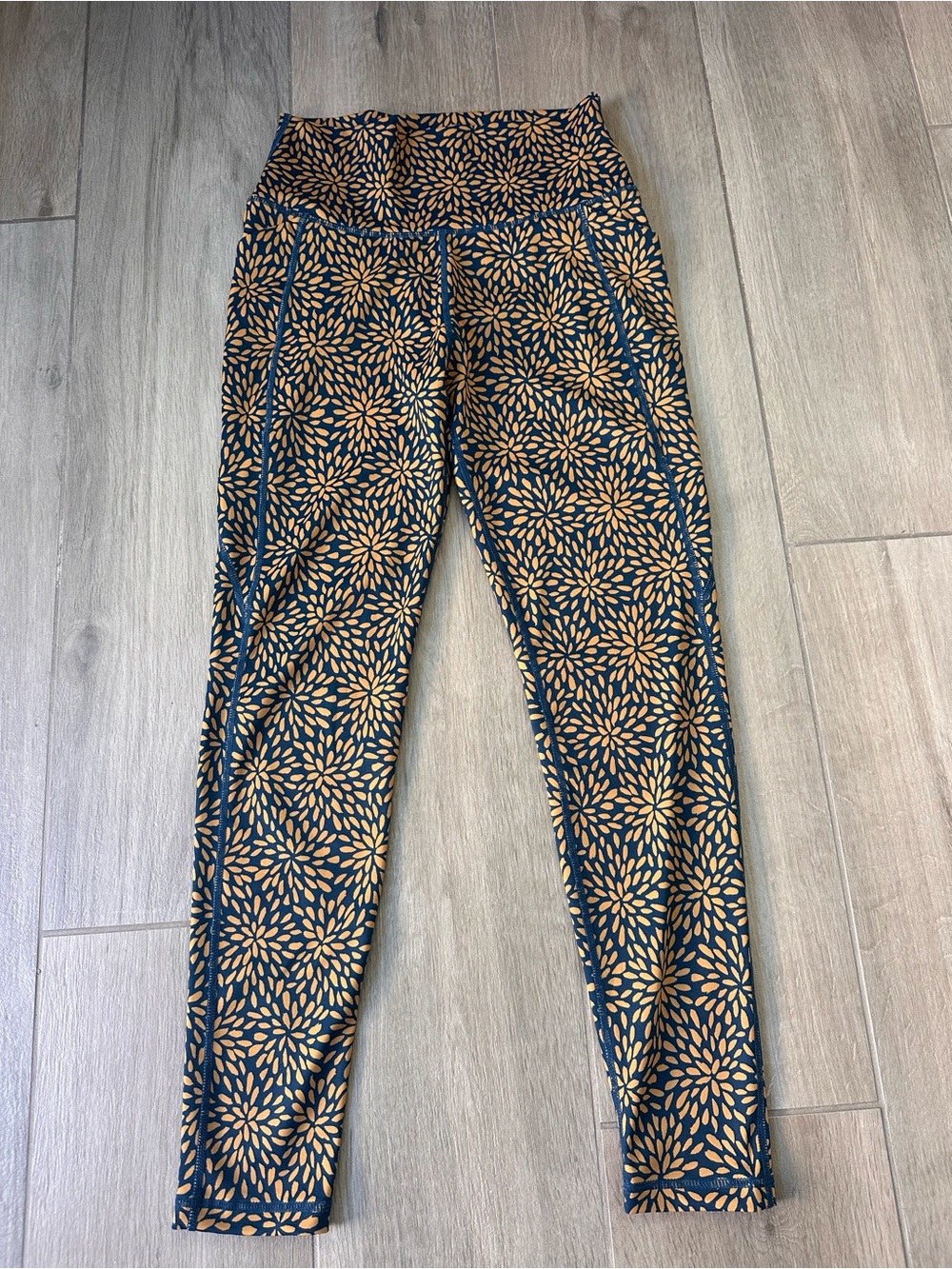 High-Waist Patterned Active Leggings in Mustard & Navy